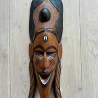 Maschera tribale in legno intagliato