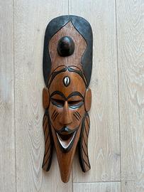 Maschera tribale in legno intagliato