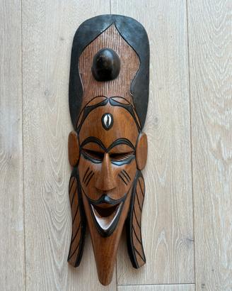 Maschera tribale in legno intagliato