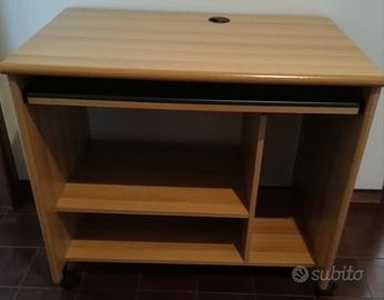 Scrivania per computer con ruote e porta tastiera