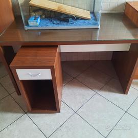  scrivania con vano con cassetto 
