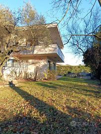 Villa singola su due livelli in pieno centro