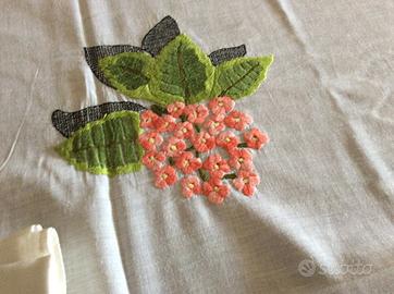 Tovaglia in bisso di lino anni 50/60 ricamata