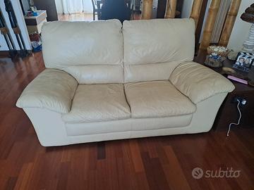 Divani in vera pelle by Natuzzi.                  