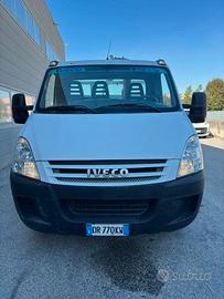 Iveco Daily 35C12 con gru sollevatrice.
