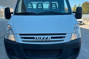 Iveco Daily 35C12 con gru sollevatrice.