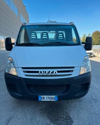 Iveco Daily 35C12 con gru sollevatrice.