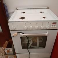 cucina 4 fuochi e forno completa di accessori 