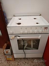 cucina 4 fuochi e forno completa di accessori 