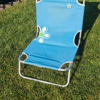 Sedia da spiaggia in tessuto resistente.