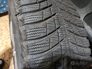 Gomme invernali su cerchi in lega.