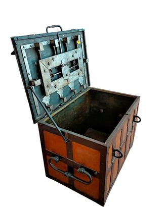 Cassaforte forziere antico del XVII secolo