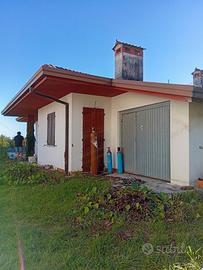 villetta singola con annessi rustici