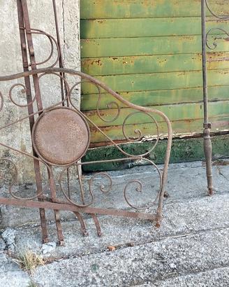 Due letti in ferro antichi