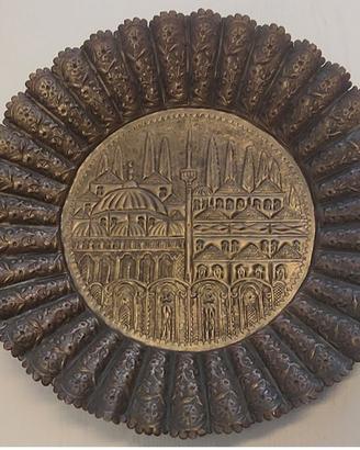 Piatto vintage, in ottone sbalzato a mano