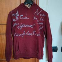 Felpa bordeaux con cappuccio e scritte streetwear 