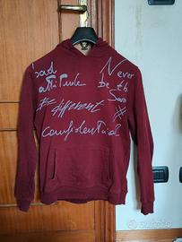 Felpa bordeaux con cappuccio e scritte streetwear 