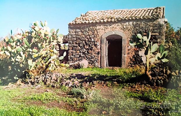 Terreno agricolo panoramico con casetta rurale