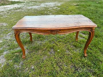 Antico tavolino da salotto con intagli floreali