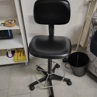 Sgabello alto con ruote 