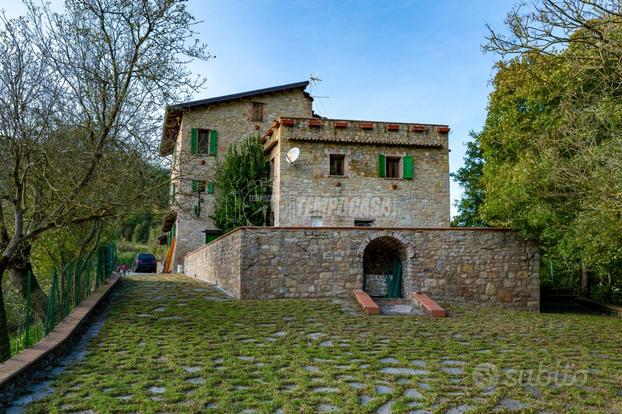 Casale storico in sasso con vista panoramica sulla