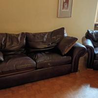 DIVANO TRE POSTI E POLTRONA IN PELLE MARRONE