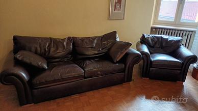 DIVANO TRE POSTI E POLTRONA IN PELLE MARRONE