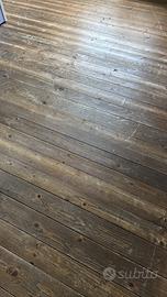 Vecchio pavimento in legno