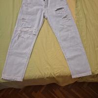 Jeans chiari con strappi