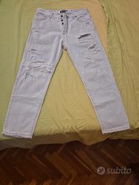 Jeans chiari con strappi