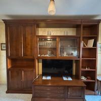 Mobile soggiorno in legno con vetrina e vano TV