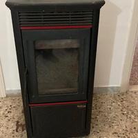 stufa a pellet funzionante ottimamente tenuta ,poc