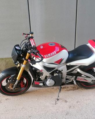 Yamaha yzf r6 naked (PiSTA)