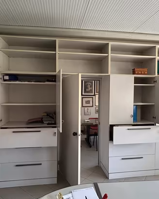Parete divisoria ufficio con porta e mobili
