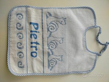 Bavaglino ricamato a punto croce