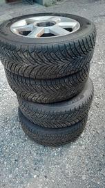 Gomme con cerchi in lega 
