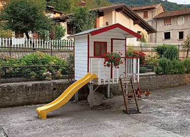 Casetta in legno perfetta per il gioco all'aperto