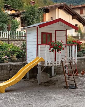 Casetta in legno perfetta per il gioco all'aperto