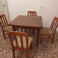 Tavolo quadrato con sedie