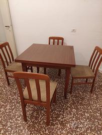 Tavolo quadrato con sedie