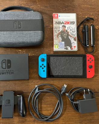 Nintendo Switch con accessori e custodia