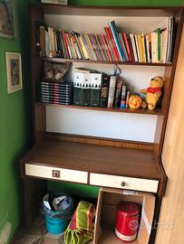 Scrivania con libreria integrata e cassetti 