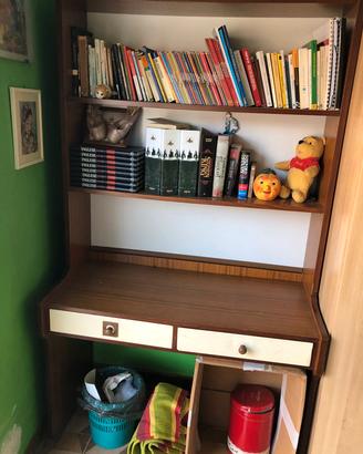 Scrivania con libreria integrata e cassetti 