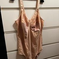 Body modellante rosa cipria con ricami floreali