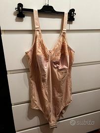 Body modellante rosa cipria con ricami floreali