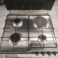 piano di cottura con 3 fuochi e uno elettrico