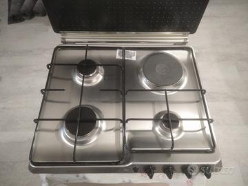 piano di cottura con 3 fuochi e uno elettrico