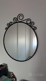 specchio rotondo con cornice nera