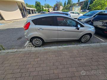 Fiesta colore grigio del 2009 con 134 mila km