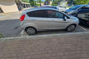 Fiesta colore grigio del 2009 con 134 mila km